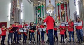 agrupación conformada por 22 músicos en la parroquia de Santiago Apóstol 