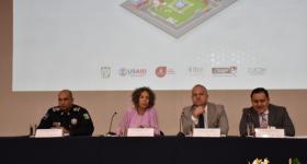 Panelistas hablando sobre policía comunitaria 