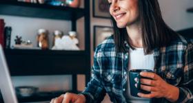 Mujer frente a computadora