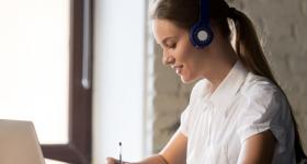 Mujer frente a una computadora