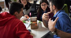 Equipo de trabajo planeando prototipo de innovación