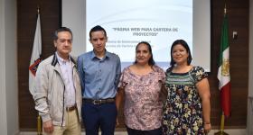 Estudiantes que presentaron su proyecto acompañados de coordinador y asistente de la Licenciatura en Tecnologías e Información