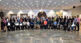 Foto posada de los egresados de este evento, coordinadores de carrera y director académico