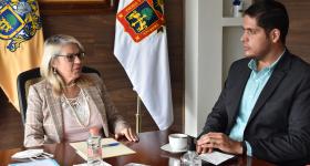 La Rectora del Sistema de Universidad Virtual, Dra. María Esther Avelar Álvarez y el presidente del municipio de Tecolotlán, Lic. Arturo Eliud Saldaña Vázquez 