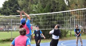 Estudiantes durante partido de Voleibol