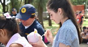 Mujer pintando una alcancía