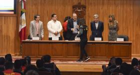 Presidium entregando de reconocimientos a la deportista