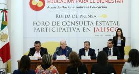 Licenciado Francisco Ayón López, Rector doctor Miguel Ángel Navarro, Doctor Luis Fernández Fuentes, Maestro Isarael Jacobo Bojorge, miembros del presídium en la rueda de prensa.