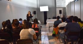 Maestra Jeanette González impartiendo conferencia