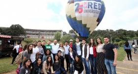 doctor Ricardo Villanueva Lomelí, en Tepatitlán con estudiantes del Centro Universitario