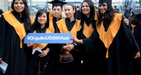 Egresadas de UDGVirtual en su acato académico de graduación