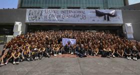 Deportistas UdeG posando para la foto acompañados con el Rector General 