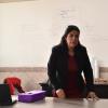 Profesora de la preparatoria 6 exponiendo proyecto